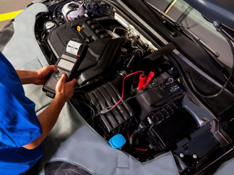 Como a temperatura ambiente afeta o desempenho e a vida útil da bateria de um carro elétrico?